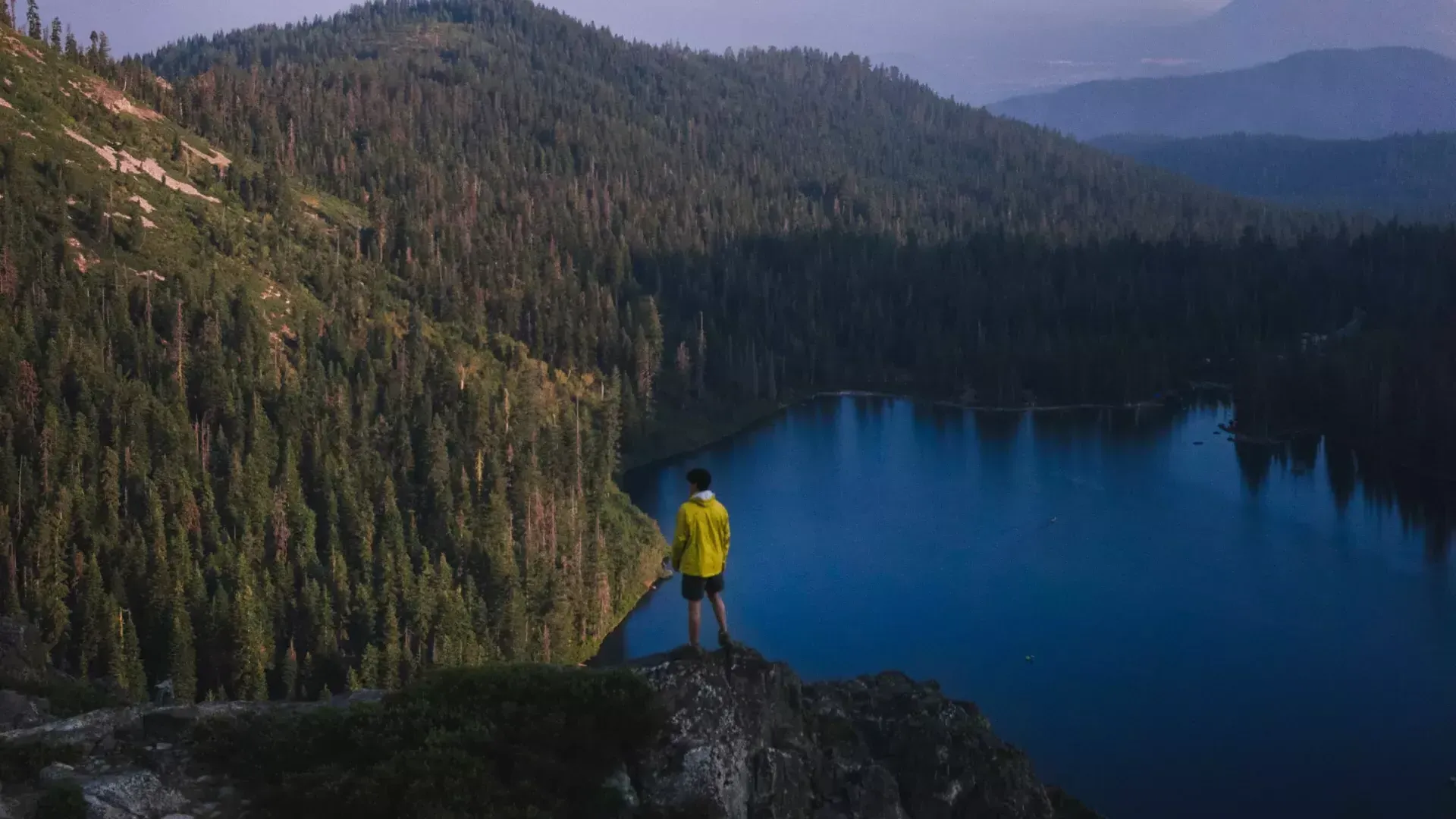 Excursionista en la región del monte Shasta